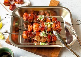 Brochetas de cerdo, para comenzar a ambientar de verano nuestras mesas.