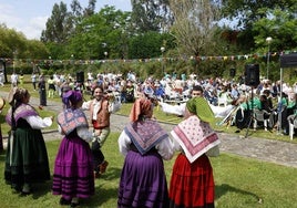La Agrupación de Danzas Virgen de las Nievas realiza una interpretación, frente a autoridades, familias, usuarios del personal del centro, este viernes, en el acto de aniversario del CAD de Sierrallana (Torrelavega).