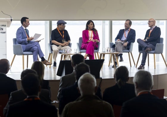 Manolo Molina, Jesús Sánchez, Edurne Vidal, Borja Baselga y Juan Antonio González durante la primera mesa redonda.