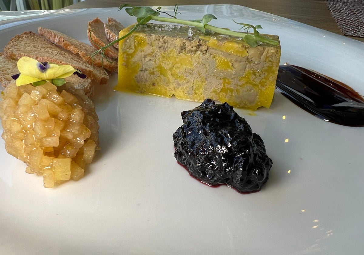 Imagen principal - Foie casero con manzana confitada, mermelada de arándanos y reducción de Módena; exquisito pimiento rojo de Isa y postre de piña asada a la brasa con helado de vainilla.