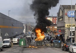 Un contenedor arde en el polígono de Candinda en la segunda jornada de huelga del metal que tuvo lugar este jueves.