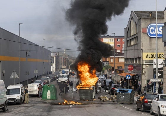 Un contenedor arde en el polígono de Candinda en la segunda jornada de huelga del metal que tuvo lugar este jueves.
