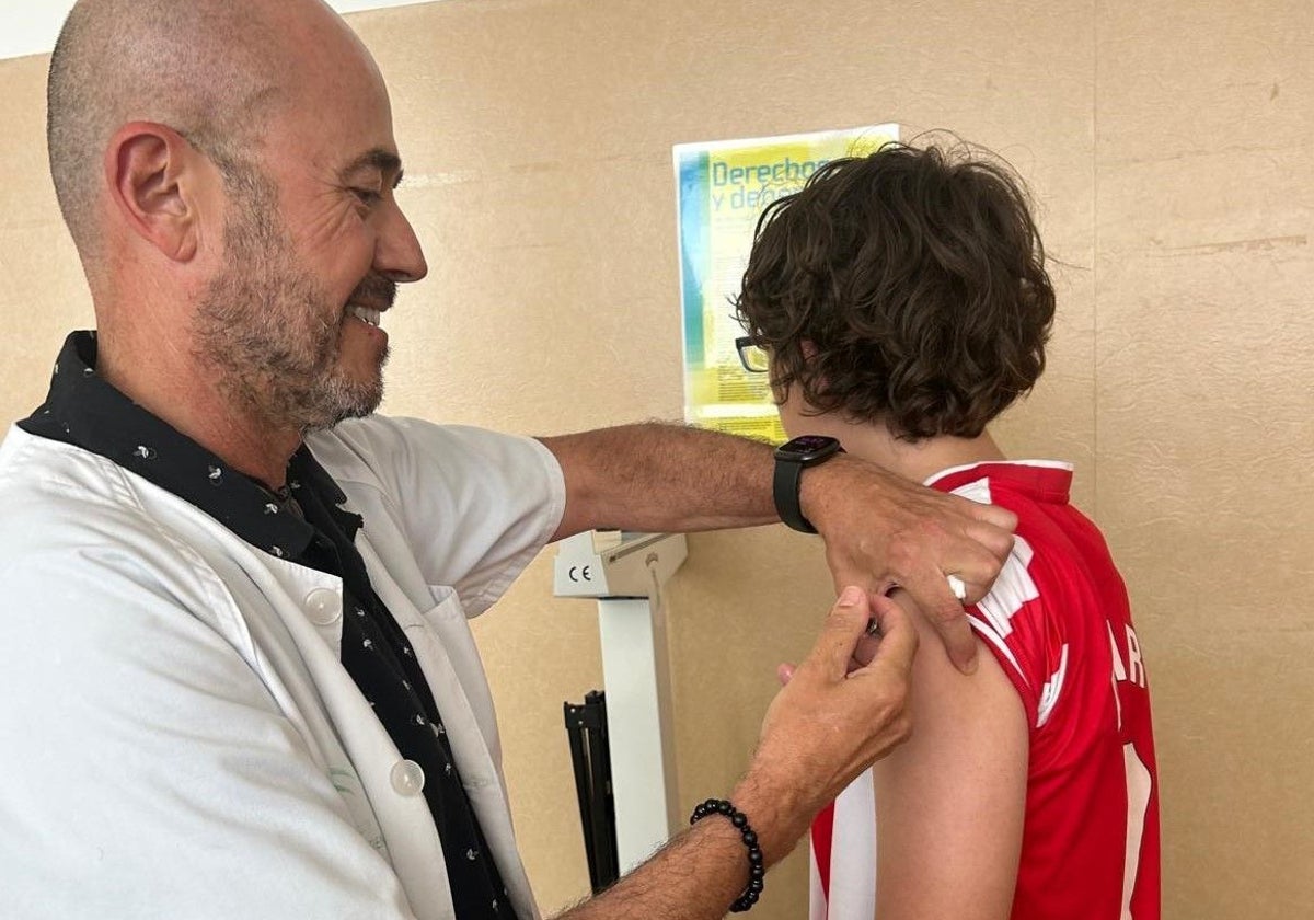Un menor recibe la vacuna frente al Virus del Papiloma Humano.