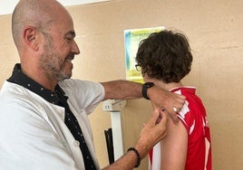 Un menor recibe la vacuna frente al Virus del Papiloma Humano.
