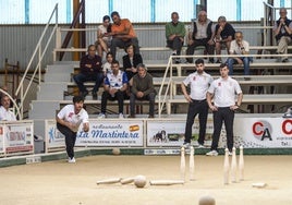 Mario Pinta, al birle para Camargo ayer en Maliaño junto a Gabi Cagigas y Néstor Viar.