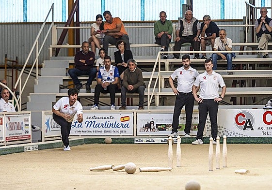 Mario Pinta, al birle para Camargo ayer en Maliaño junto a Gabi Cagigas y Néstor Viar.