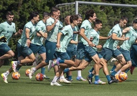 Los jugadores del Racing corren de manera distendida en un entrenamiento de esta semana en La Albericia.