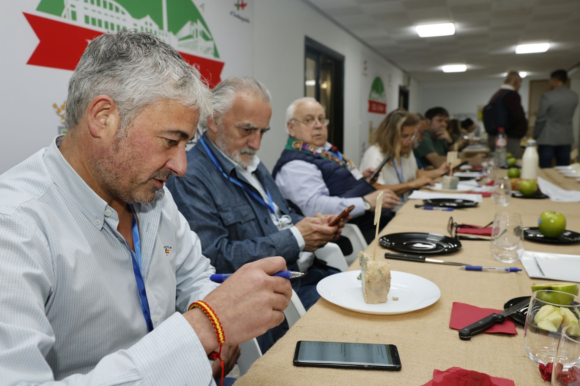 Iñaki Herrero, de Uniko Alimentación. Detrás, Alfonso Fraile, de la Academia Cántabra de Gastronomía, y Joaquín Blanco, de la Cofradía de Quesos de Cantabria.