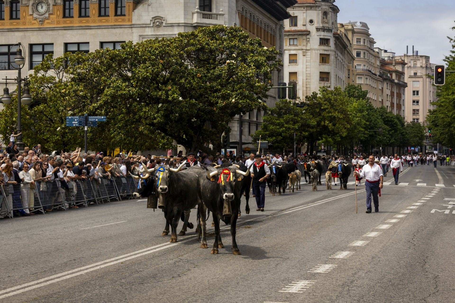Los asistentes a la 'pasá' se han agolpado por distintos puntos de la ciudad.