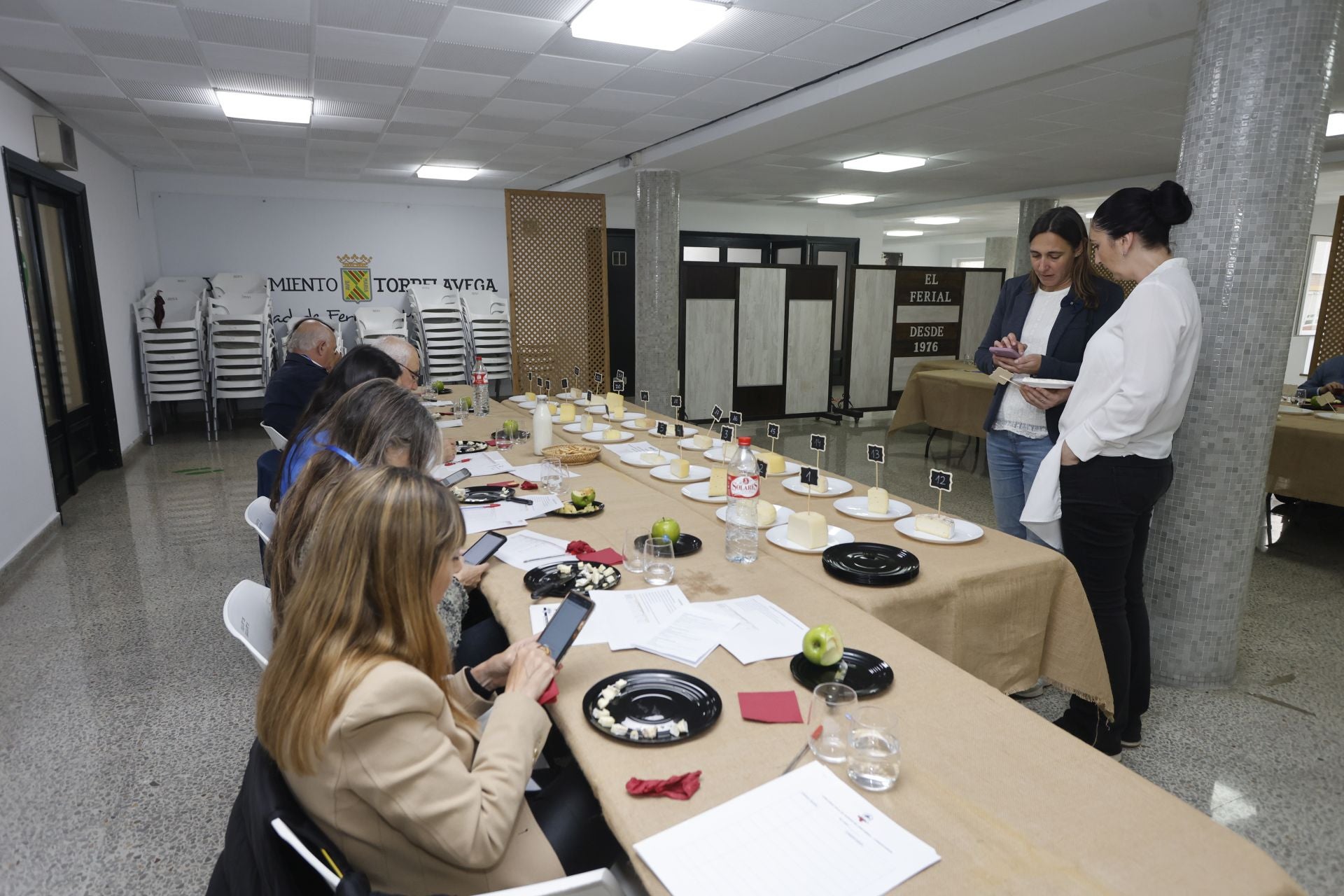 Las votaciones se realizaron mediante una aplicación con el teléfono móvil. En primer plano, Marisa Hoyuela de Lupa Supermercados.