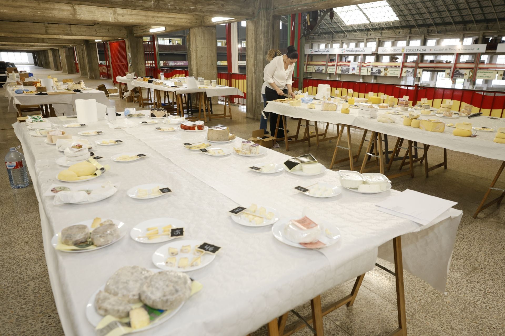 Zona de preparación de las muestras que luego catarán los jurados.