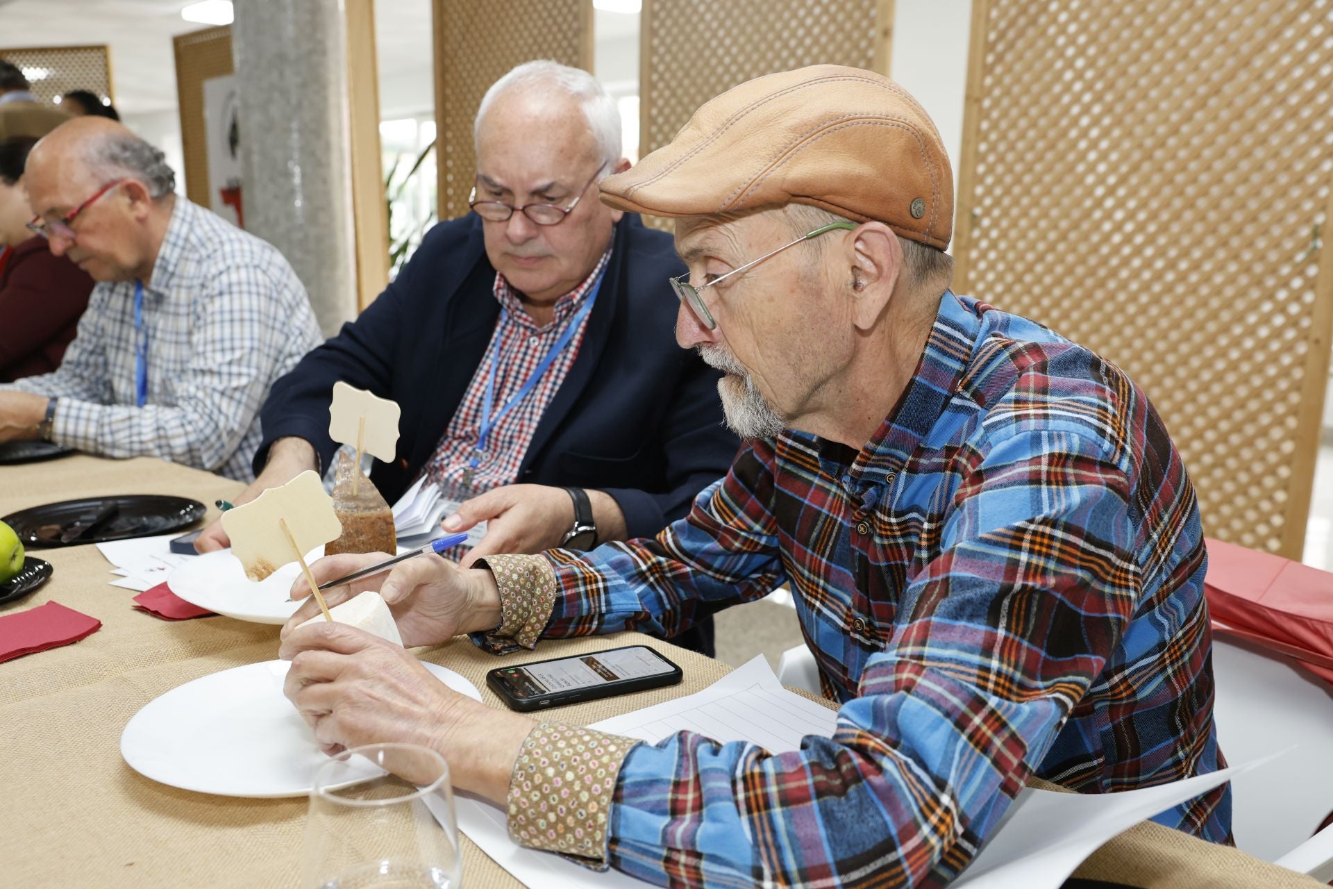 En primer plano, Angel Luis Gómez Calle, de Umami, junto al asturiano Luis Javier del Valle.