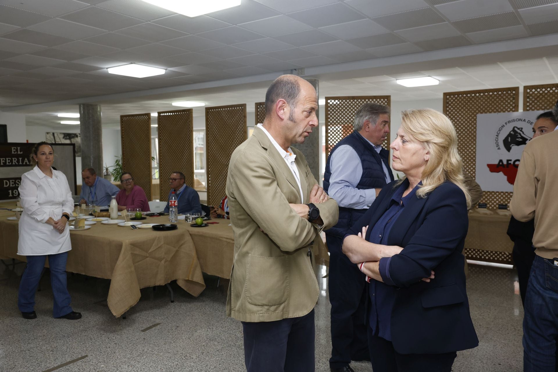 Fernando Ruiz, gerente de AFCA, conversa con la consejera de Desarrollo Rural, María Jesús Susinos.