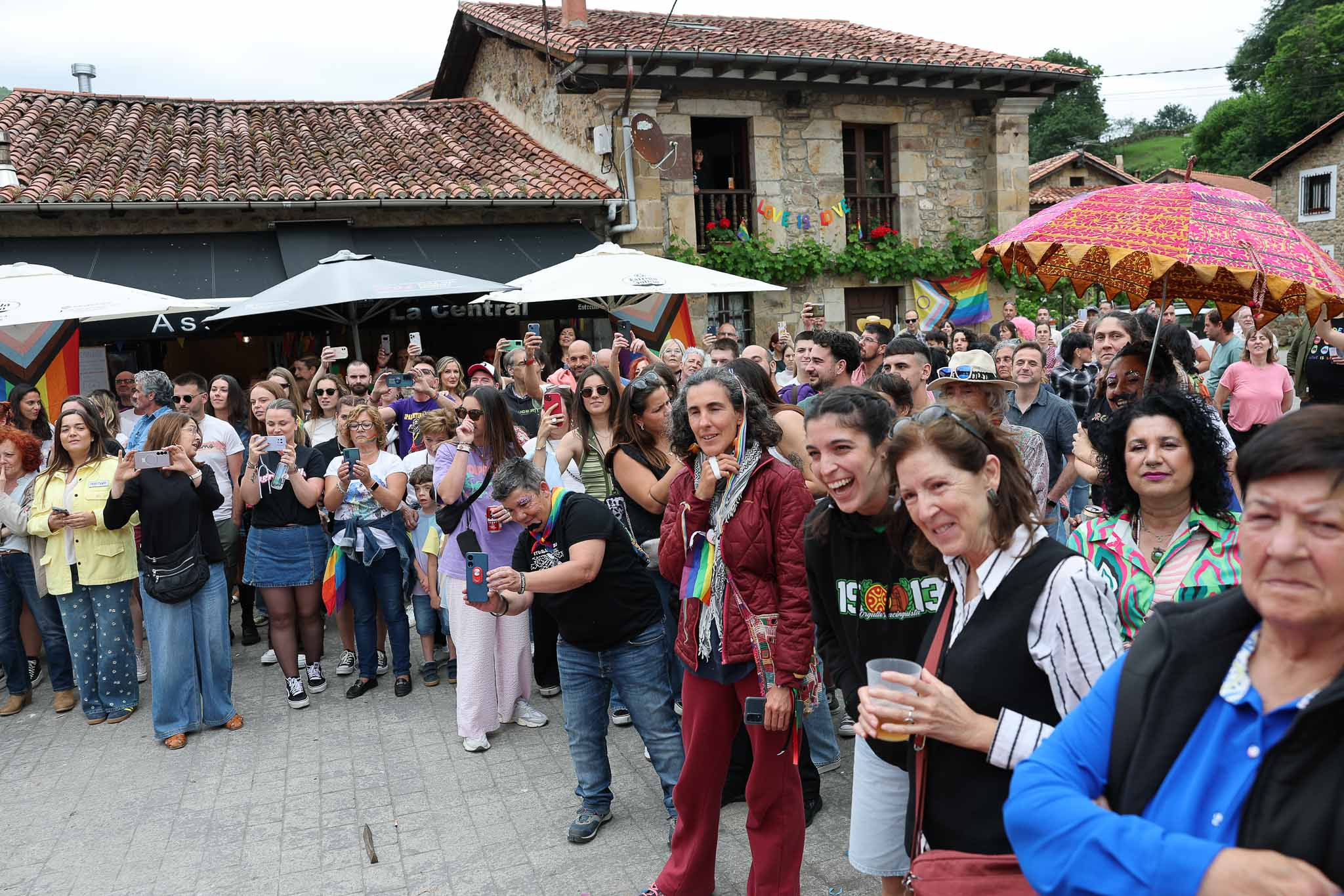 óvenes disfrutan en la plaza de Barcenillas