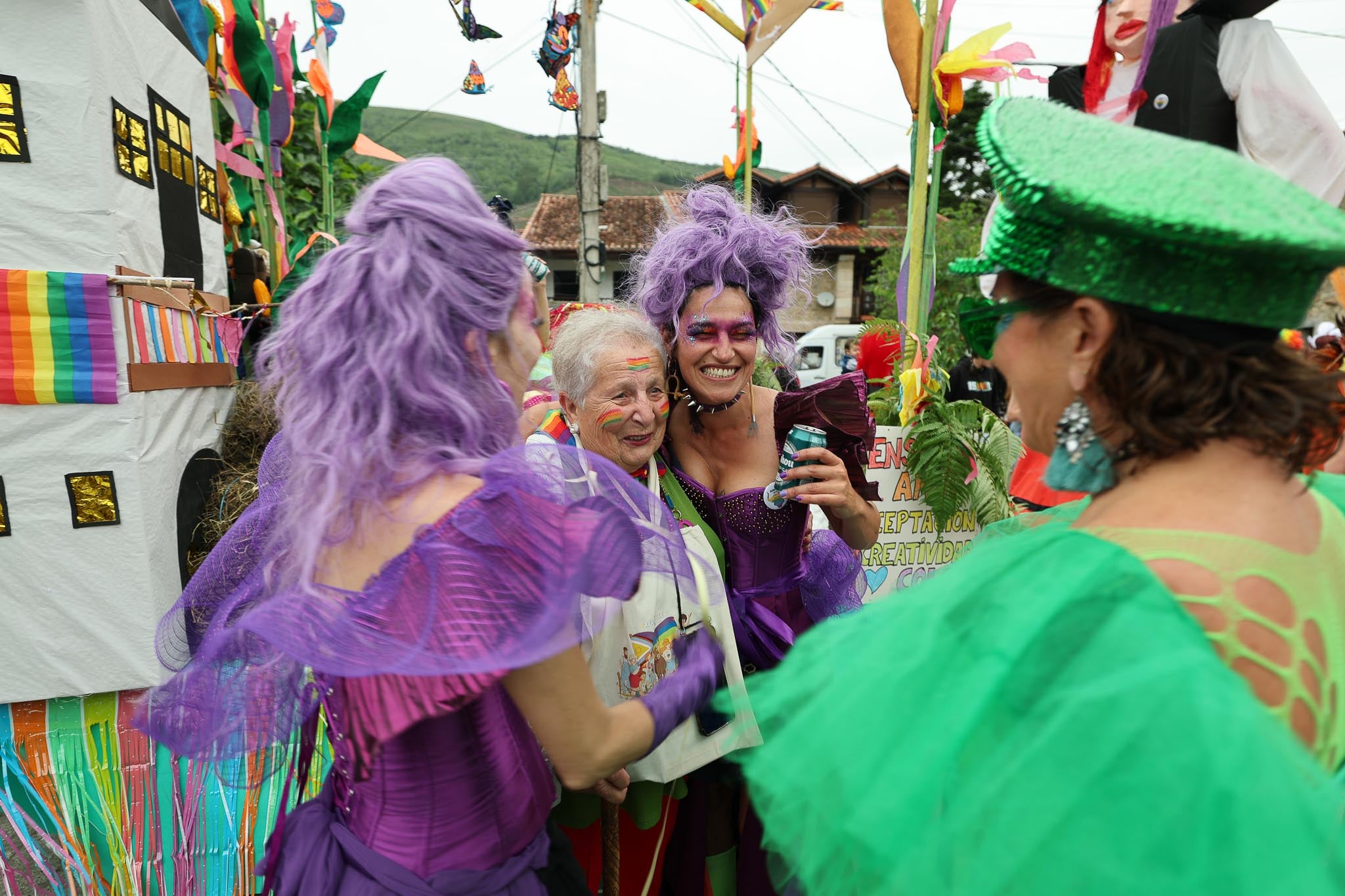 Pilar García, de 76 años, que se encajó entre el público con el bastón, vestido verde y arcoiris pintados en la cara.