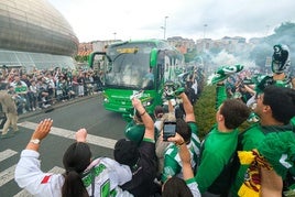 El autobús del Racing llega al Palacio de los Deportes antes del encuentro ante el Granada.