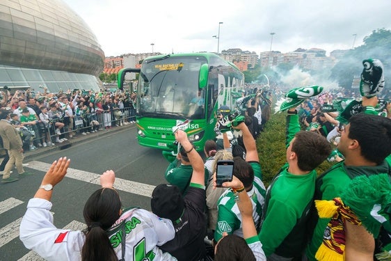 El autobús del Racing llega al Palacio de los Deportes antes del encuentro ante el Granada.