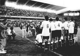 El equipo posa justo antes de dar comienzo el partido de vuelta de 1993.