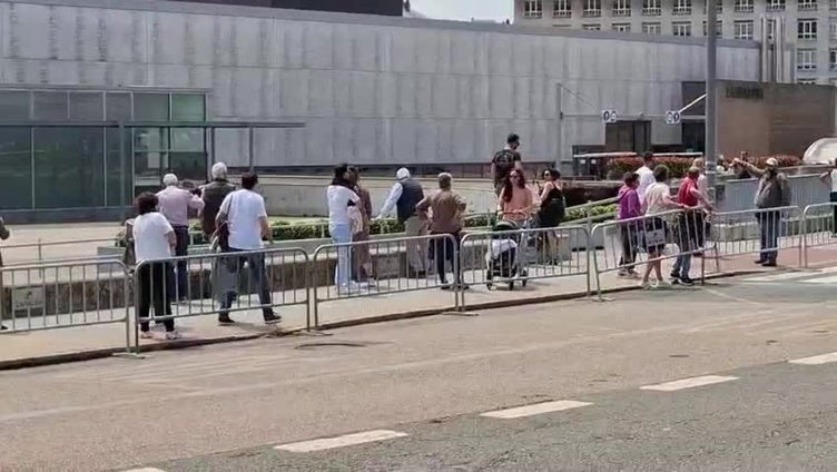 Una tudanca salta una de las vallas en Valdecilla