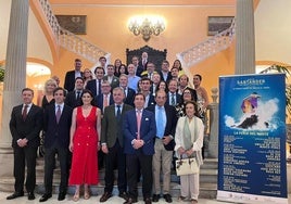 Foto de familia con la presencia, entre otras autoridades, de Gema Igual, Juan Ortega, José Luis Sanz, José María Garzón y Antonio Miura, en la presentación de la Feria de Santiago en Sevilla.
