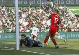 Izeta bate a Ezkieta en el primer gol visitante.