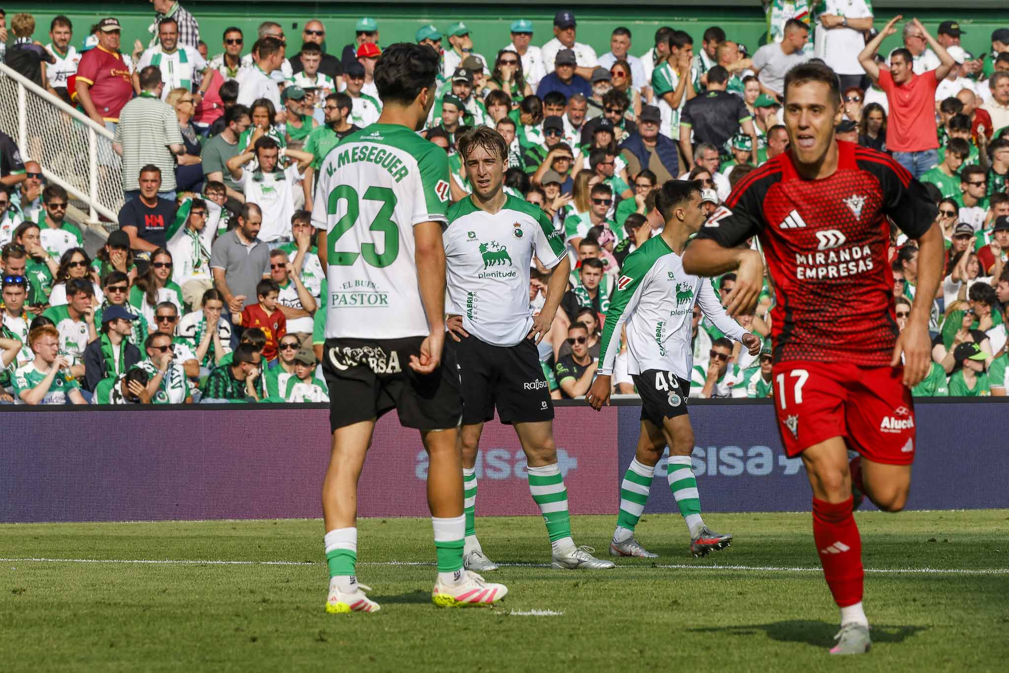 Meseguer y Javi Castro, con Mario García al fondo.