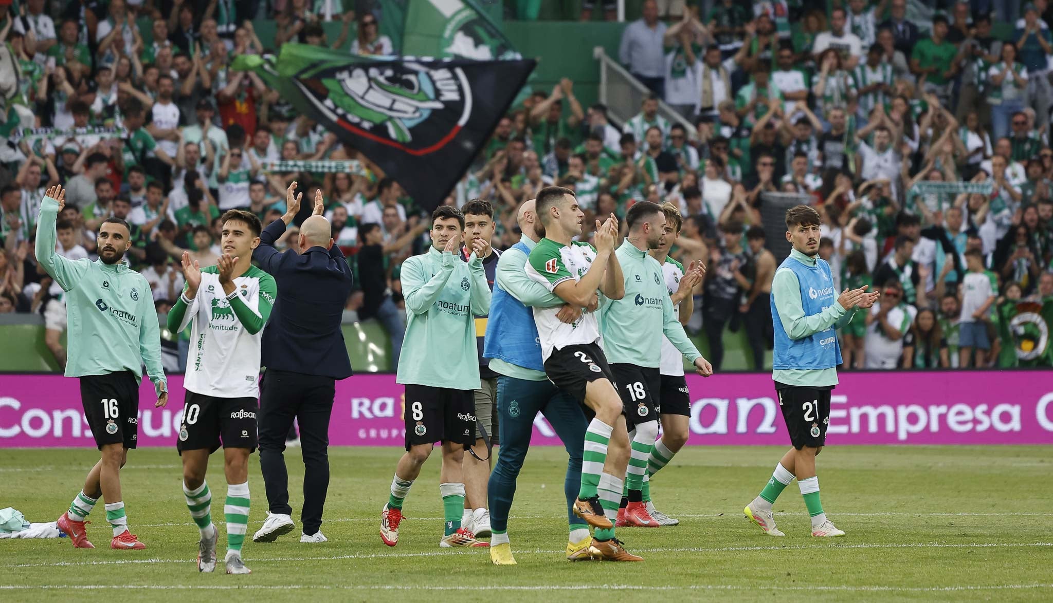 El saludo de los jugadores a su hinchada tras el empate.