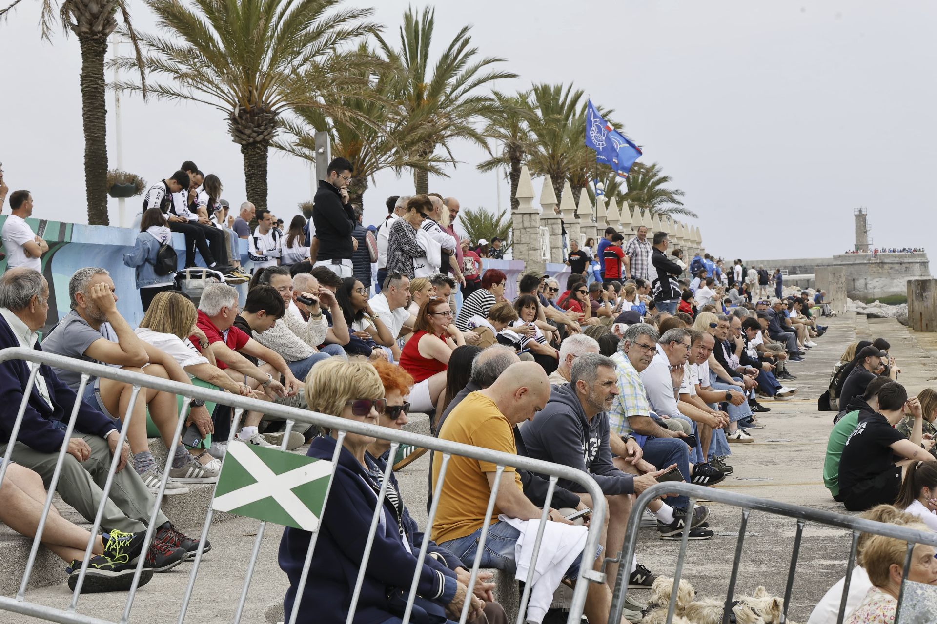 El público siguió la regata en la ensenada de Brazomar.