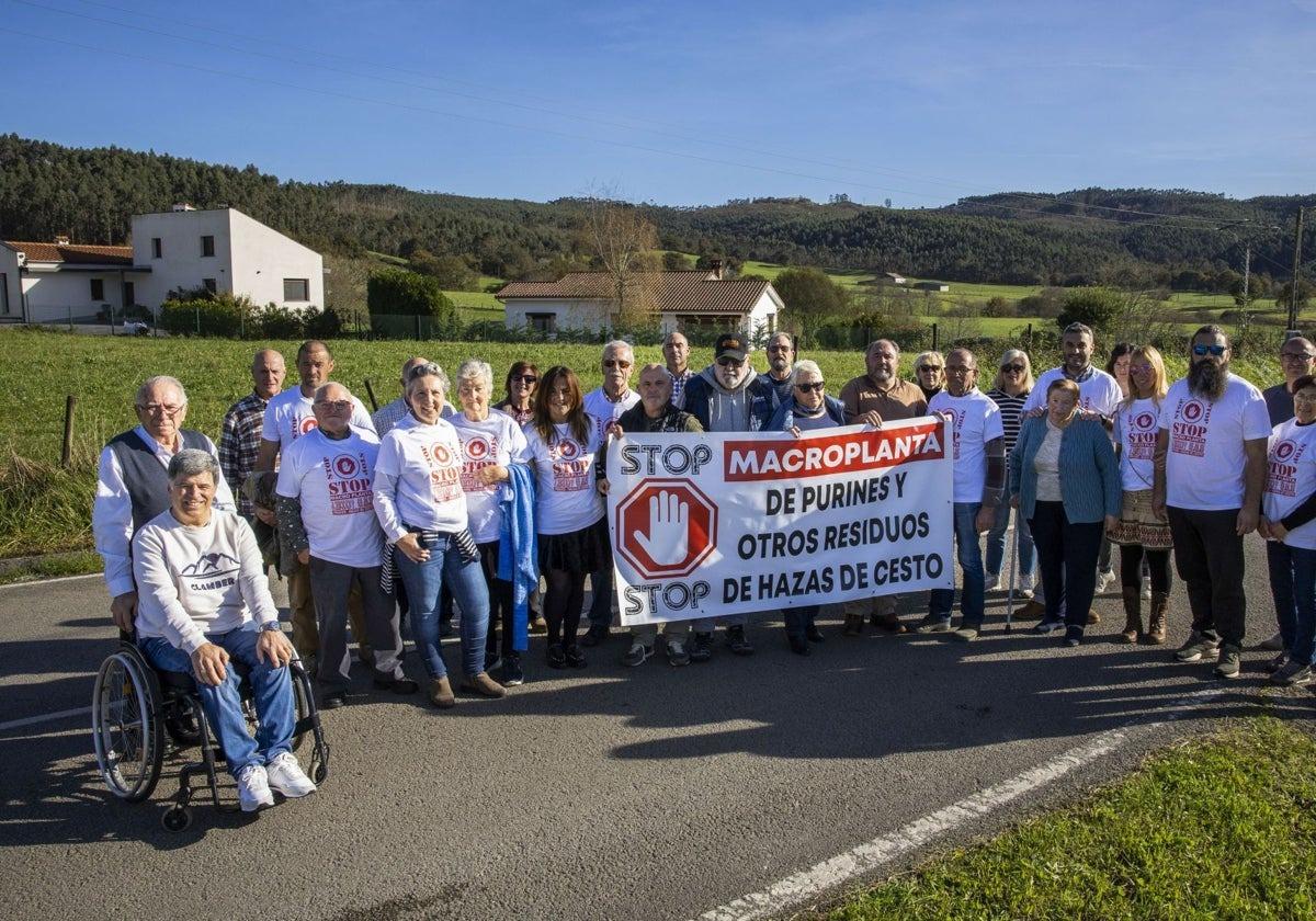 Imagen de archivo de integrantes de la plataforma contra la macroplanta se concentran en Hazas de Cesto.
