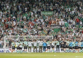 El equipo vuelve a celebrarlo con la grada