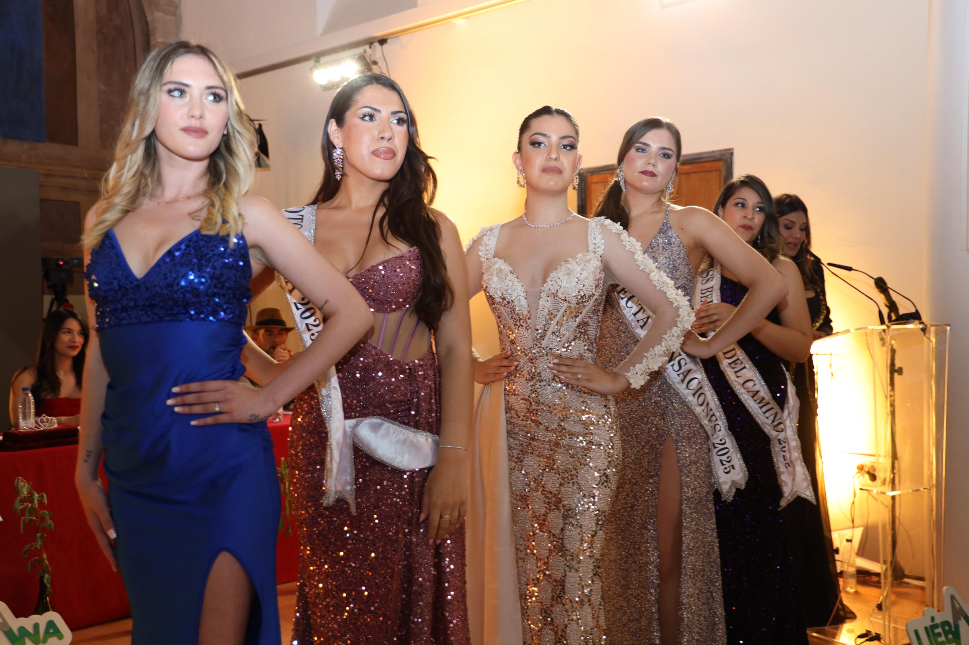 De izquierda a derecha, Missel Anieva, Lucia Aguilera, Andrea Marques, Larisa Visovan y Cecilia Diaz