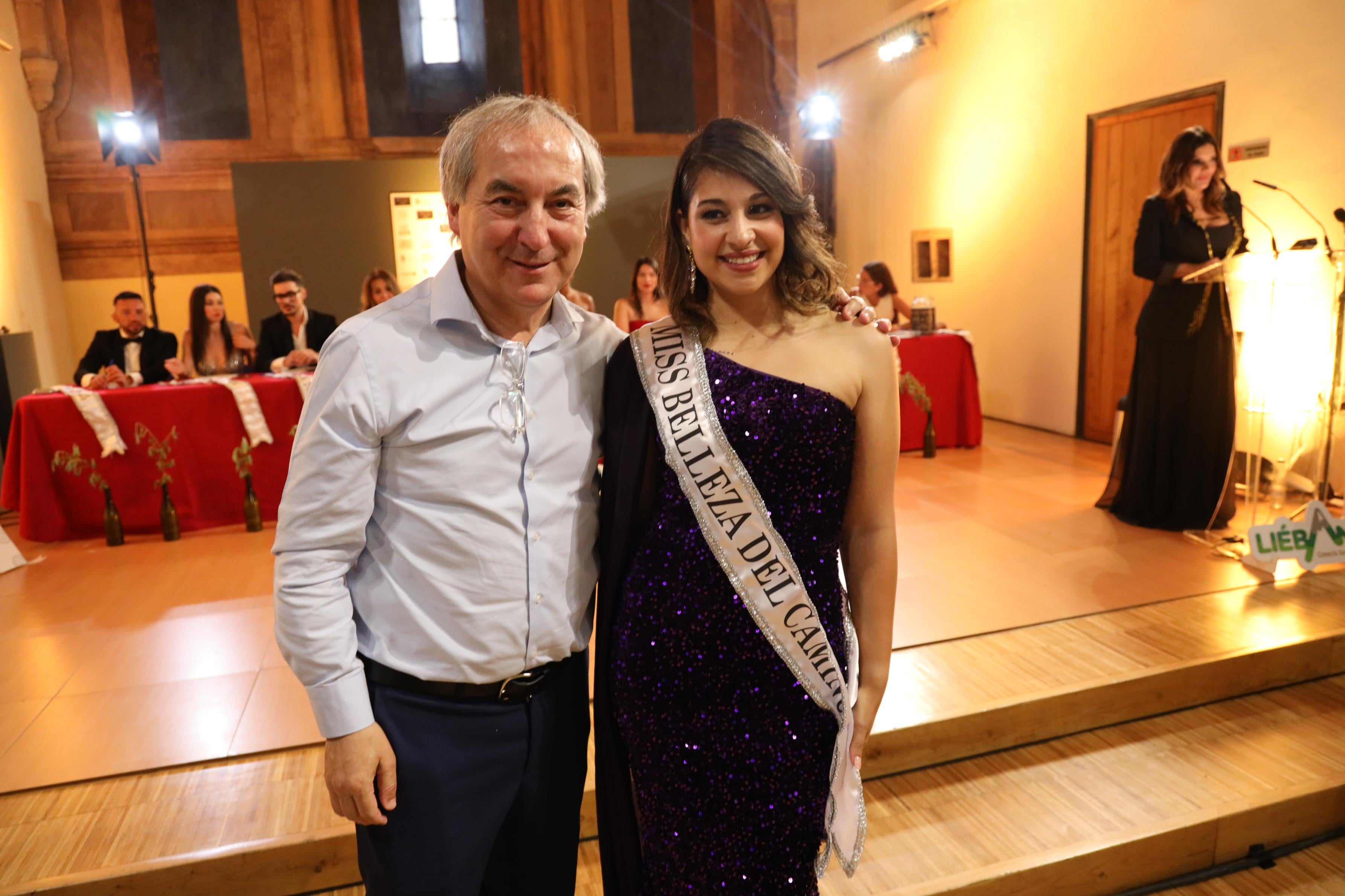 Javier Gómez, presidente de la Mancomunidad de Liebana y Penarrubia, entrego la banda de Miss Belleza del camino a Cecilia Diaz