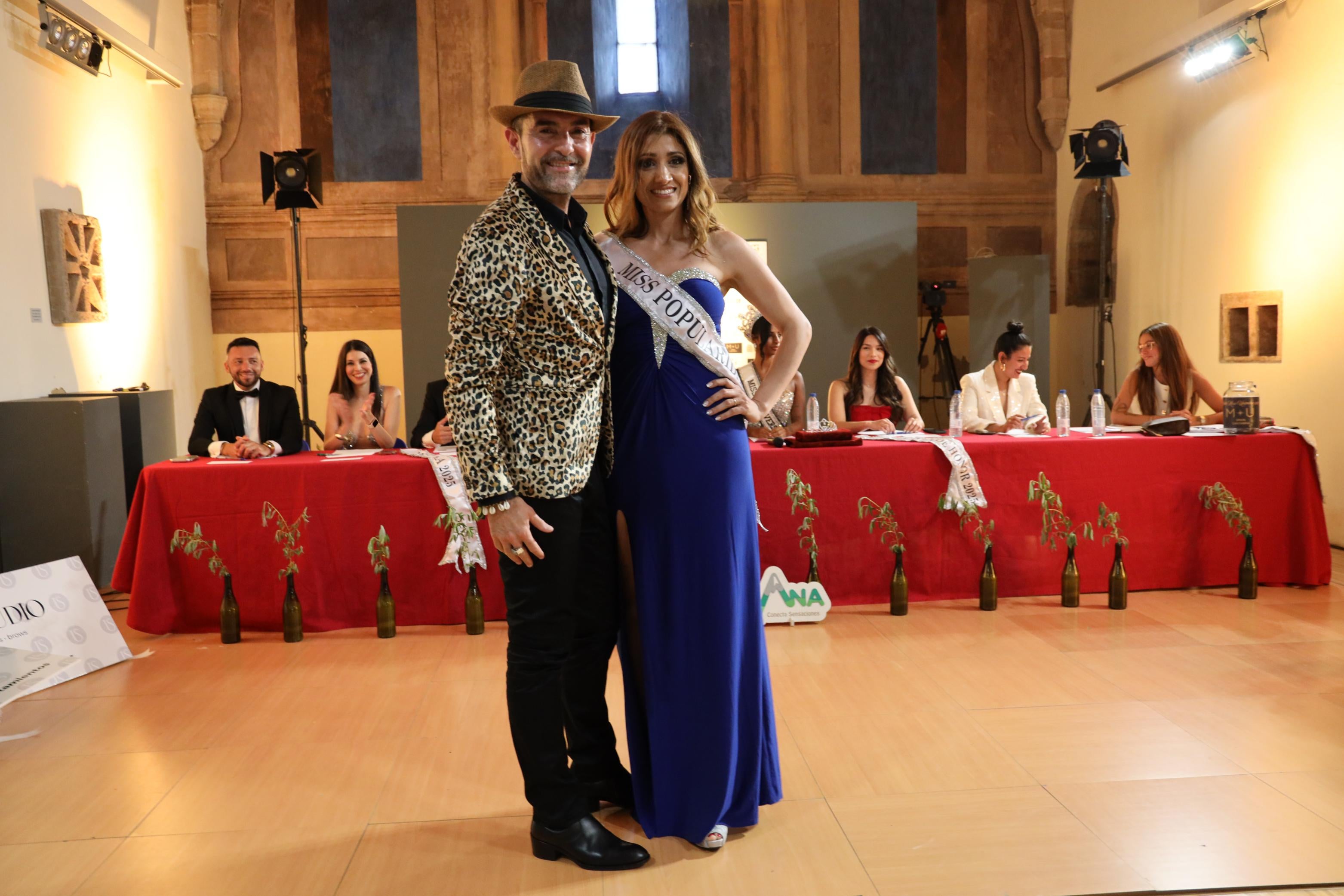 Jose Luis Callejo, organizador de eventos, entrego la banda de Miss Popularidad a Sandra Milena Jaramillo