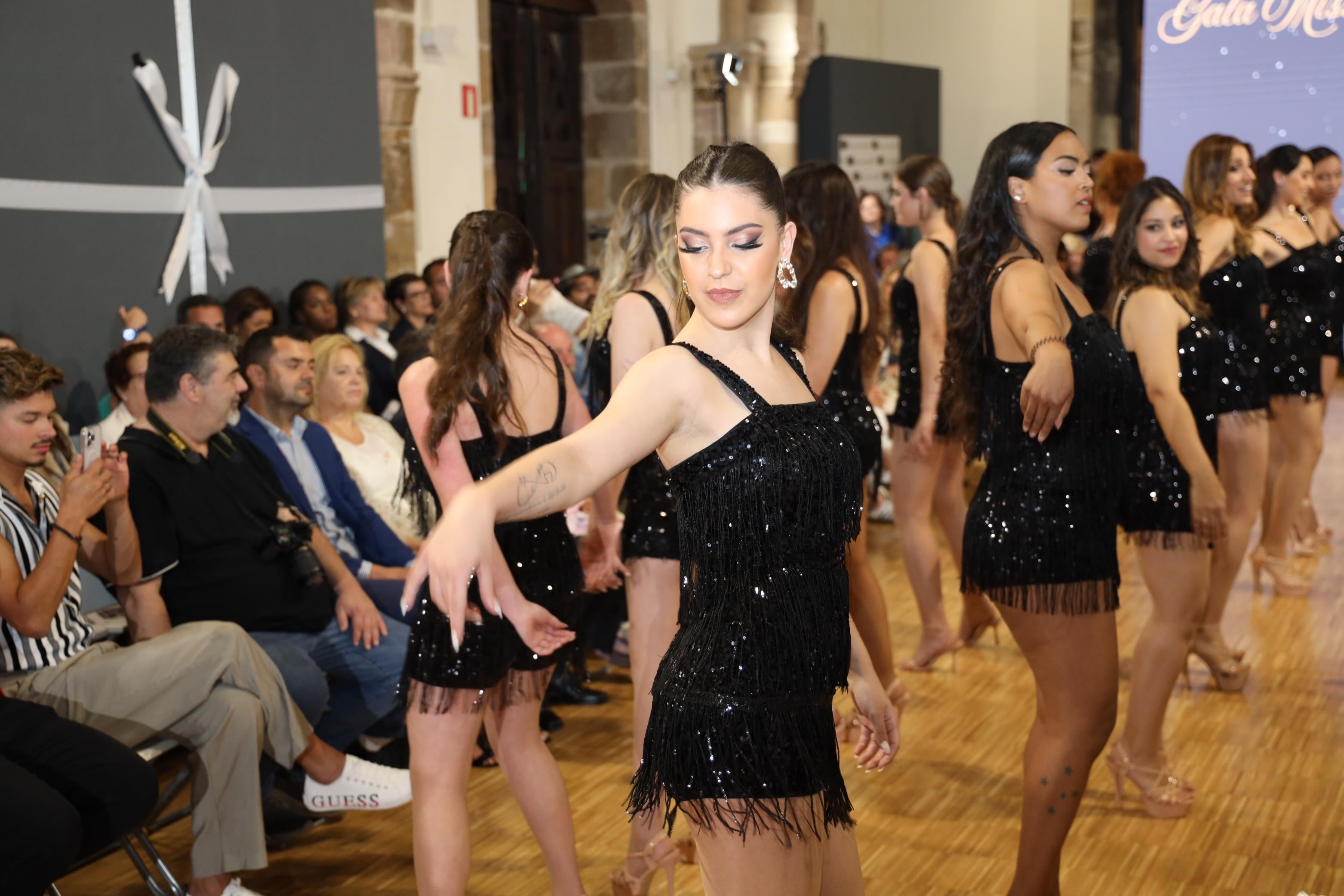 Las participantes en la gala final durante el «Openning» con coreografia al inicio de la gala