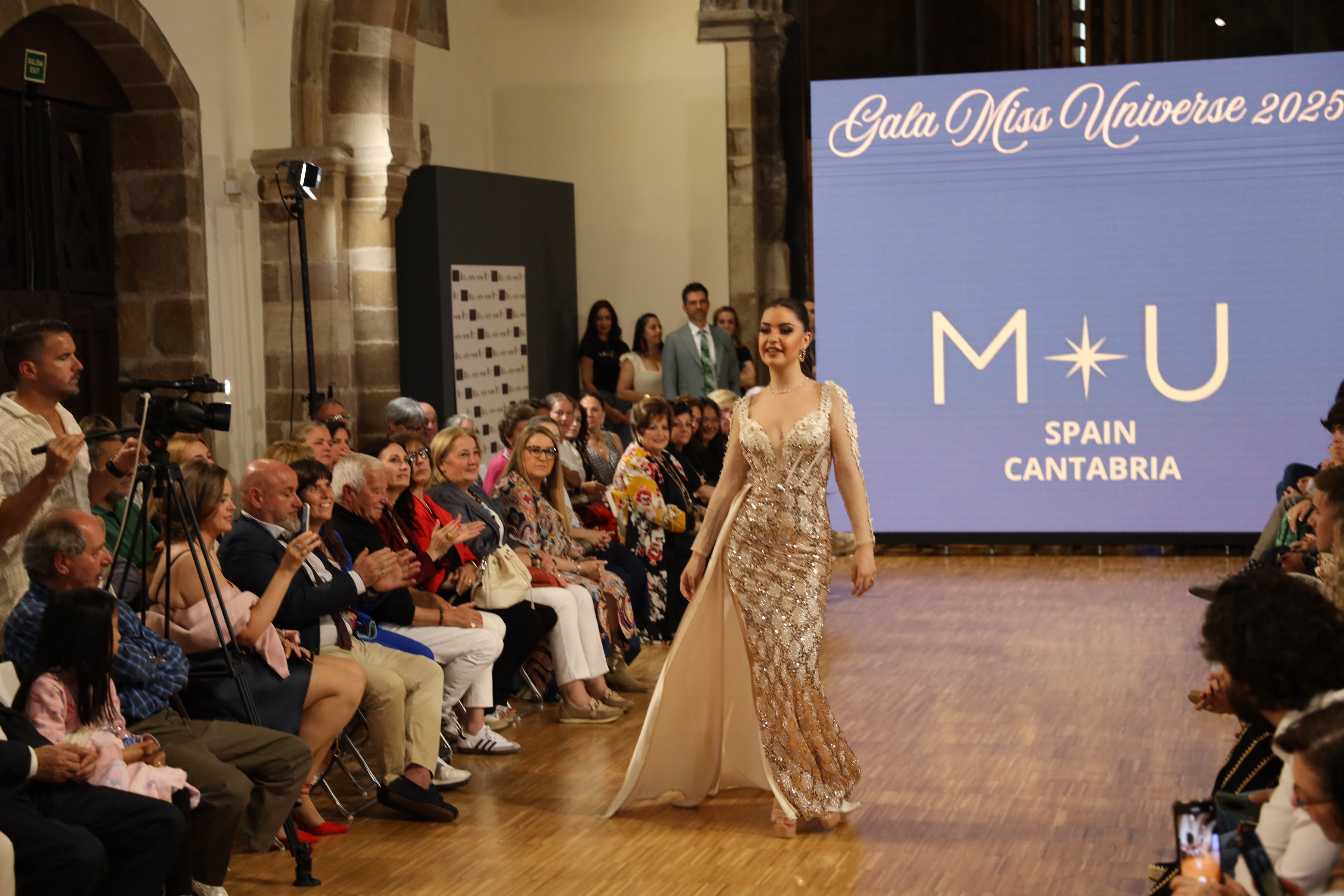 Andrea Marques, primera dama de honor, desfilando con traje de gala