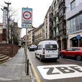 Un vehículo accede a la calle Francisco Díaz, junto a la Plaza Mayor, incluida dentro de la Zona de Bajas Emisiones de Torrelavega