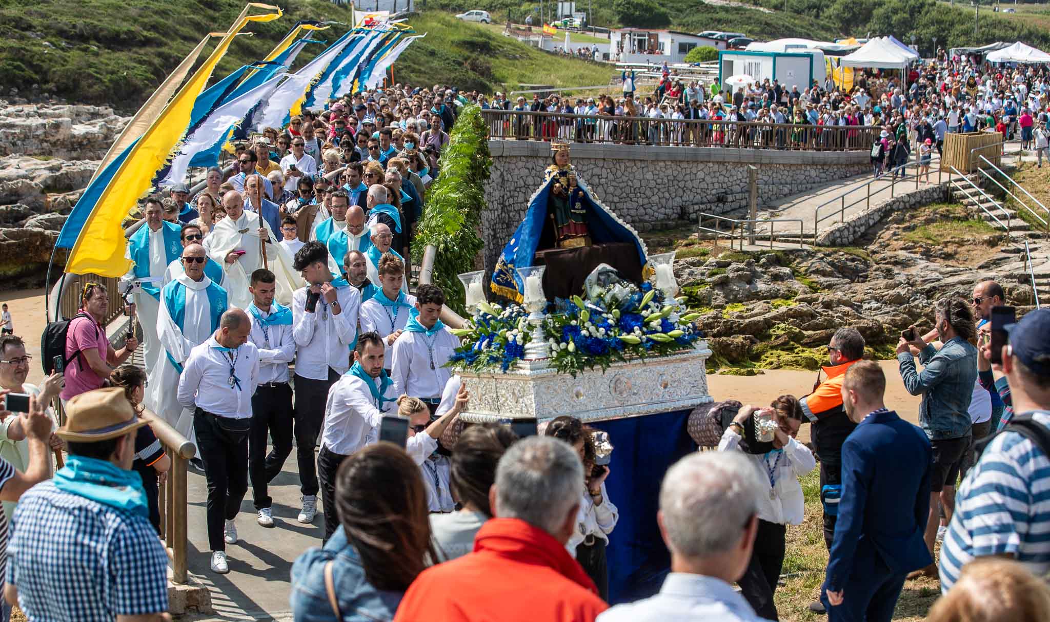 El final de la procesión, una vez pasado el puente y justo antes de la misa.