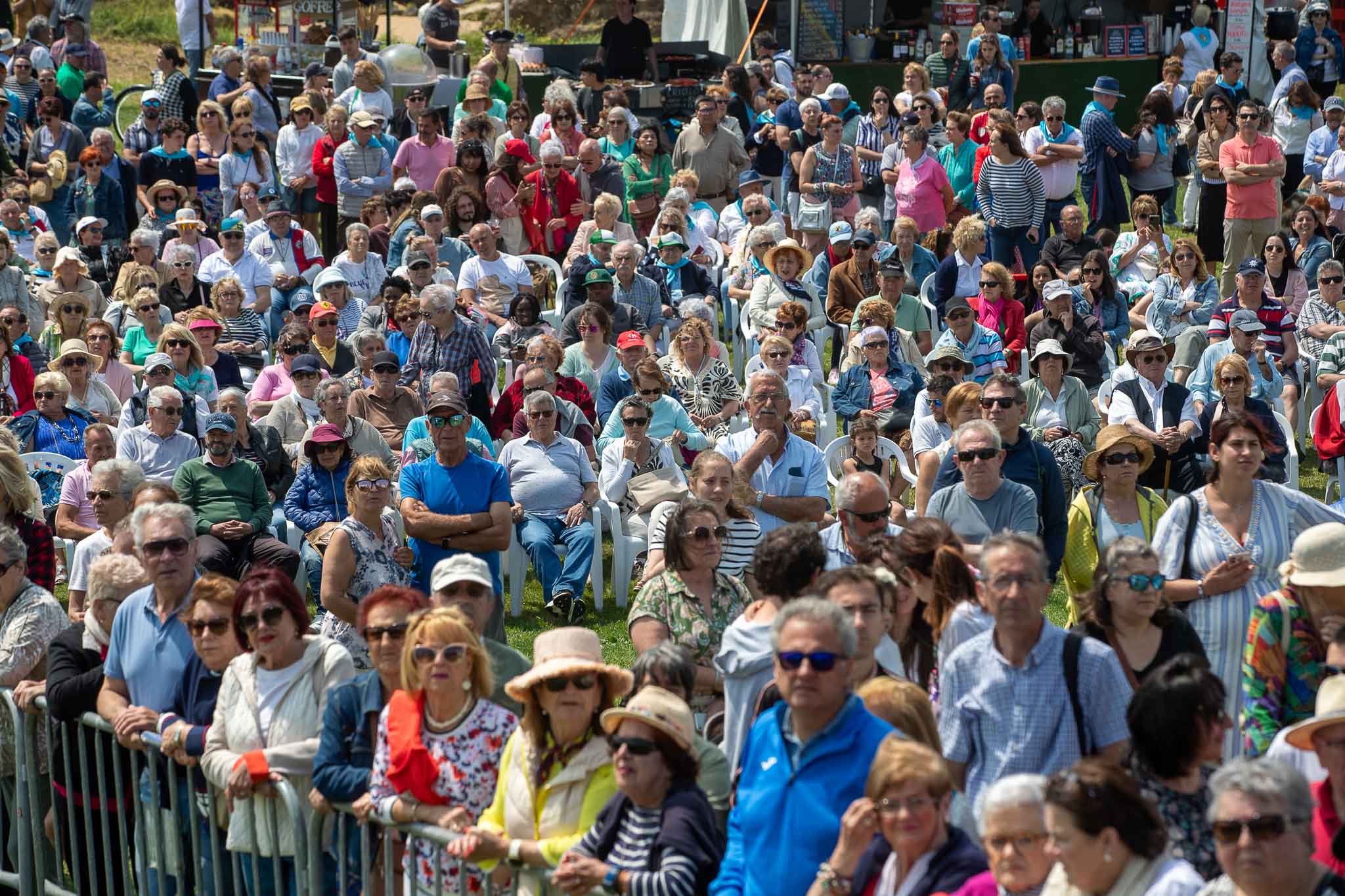 La campa se llenó para seguir la misa. 
