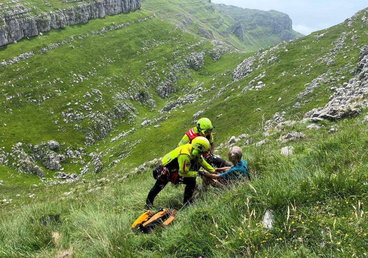 Evacuado en helicóptero un senderista tras lesionarse en Los Pozos de Noja, en Miera