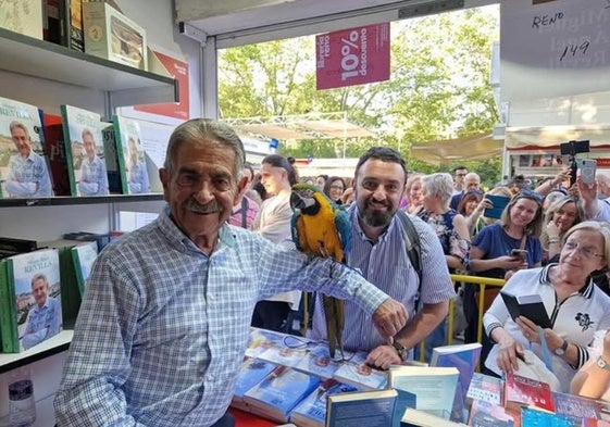 Revilla en una imagen de su IG posando en la feria.
