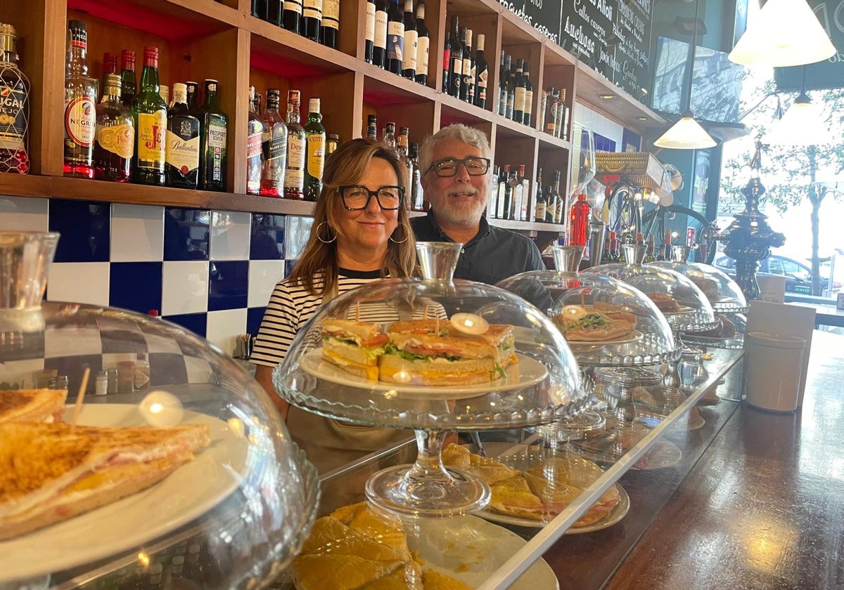 Silvia Castro y «Cuco» José Antonio Martín, propietarios de La Gloria de Carriedo, tras la barra del establecimiento.