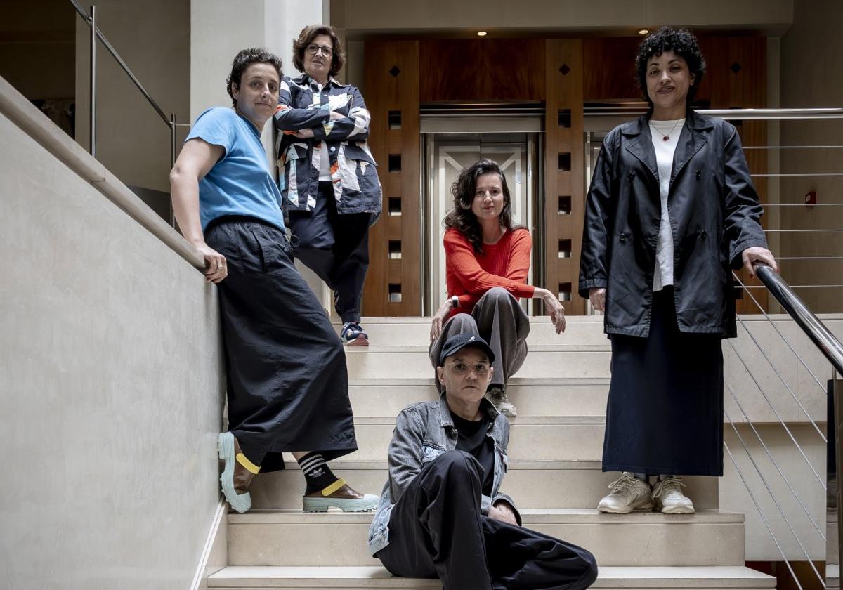 El jurado estuvo integrado por Begoña Guerrica-Echevarría (de pie, arriba); Teresa Solar Abboud, Bárbara Rodríguez Muñoz y Joan Morey (sentados); y Amanda de la Garza (de pie a la derecha).