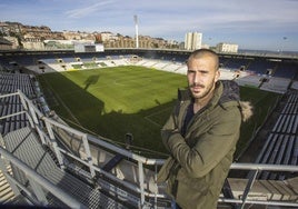 Dioni Villalba posa en los Campos de Sport, varios años antes de la reforma del estadio.