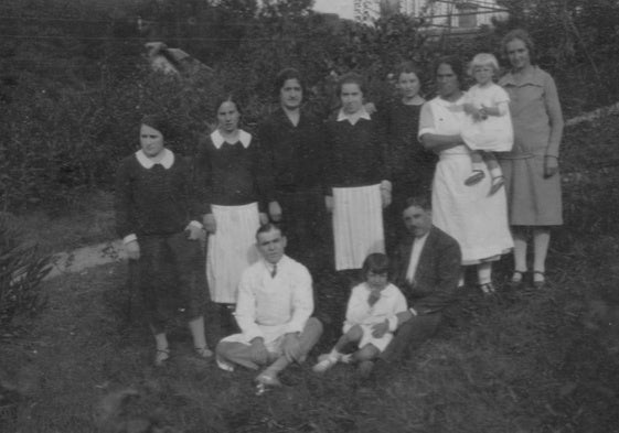 Una familia con sus empleadas del hogar en Los Llares, Arenas de Iguña.
