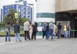 Abonados haciendo cola entradas a primera hora de este martes.