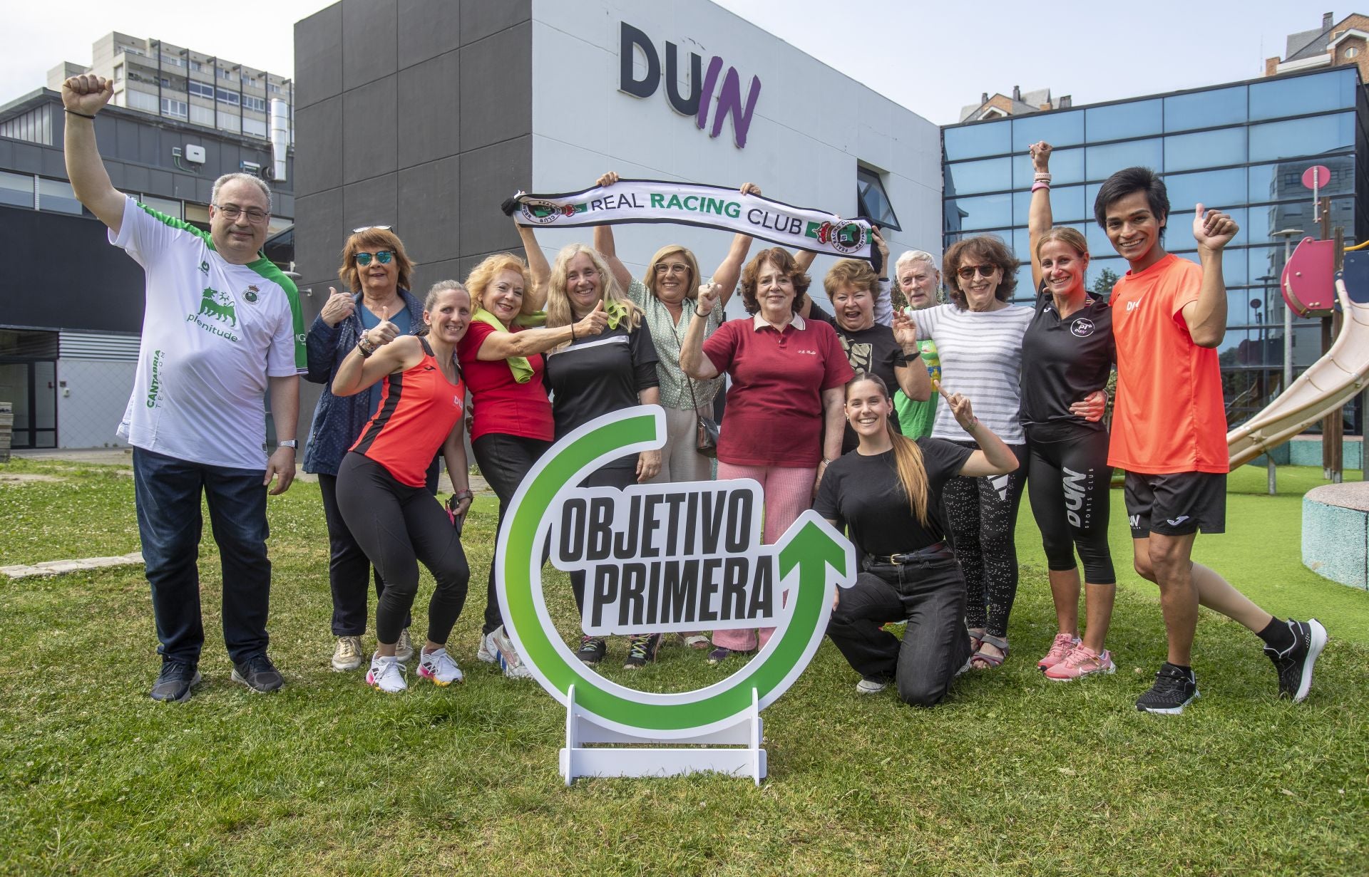 Desde el gimnasio DUIN, en Santander, Óscar Prada, Merche Bada, Clara Rodríguez, María Pérez, Eva Modia, Beni Cao, Paca Calzada, Teresa Toca, Celia Haro, Jesús Pérez, Pilar López, Mirea Leiras y José Ortiz, mandan ánimos al Racing en esta nueva 'final' contra los rojillos: «¡¡A por ellos, que se puede!!» afirmaron.