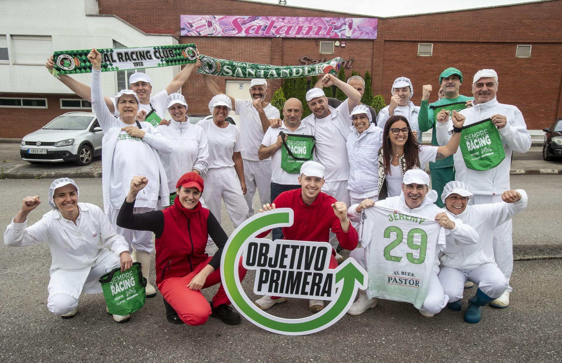 Los empleados de Salami, frente a la sede de la empresa ubicada en MercaSantander, arengan al equipo y creen que en Anduva se logrará «un buen resultado». 