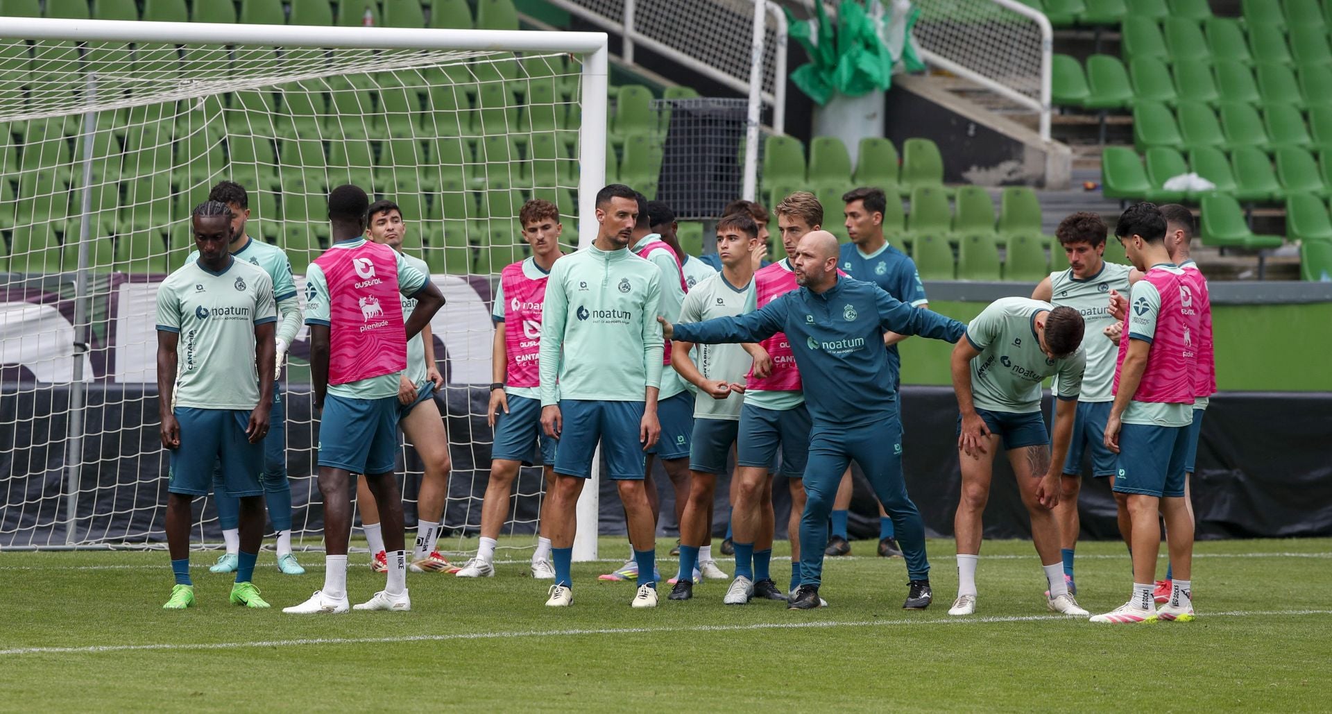 El técnico estuvo muy activo durante la sesión.,