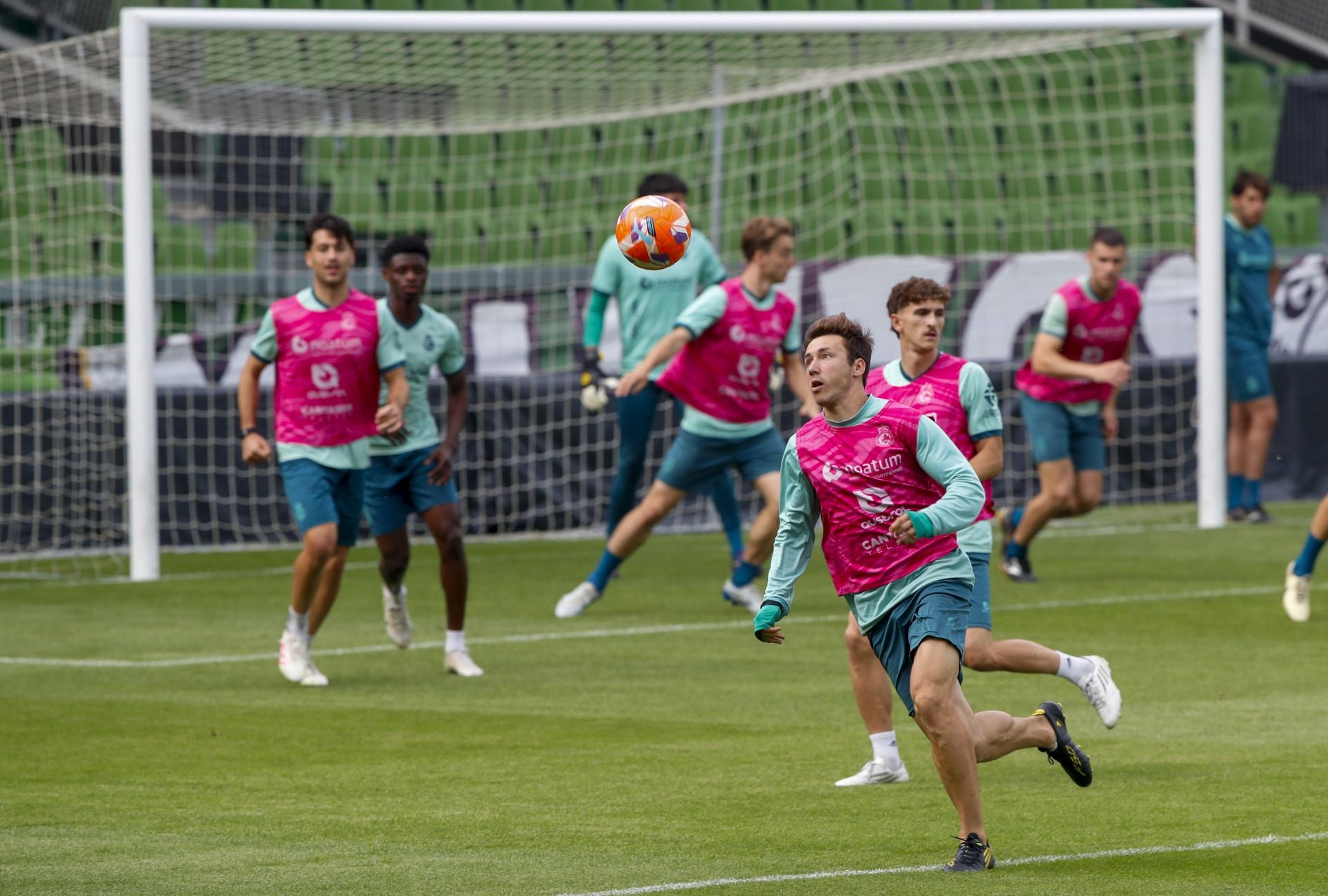 Saúl se dispone a controlar el balón en el entrenamiento.