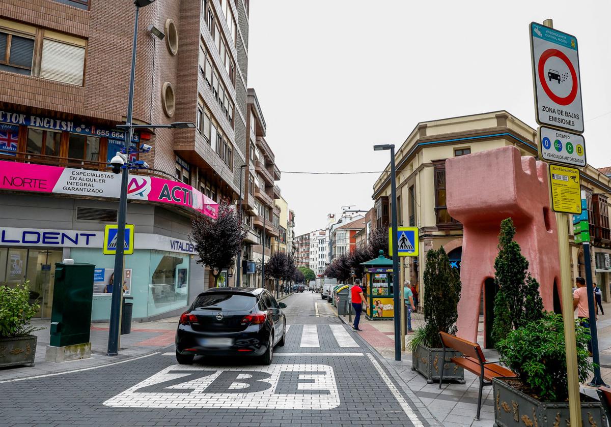 Desconcierto y dudas en el estreno de la Zona de Bajas Emisiones de Torrelavega